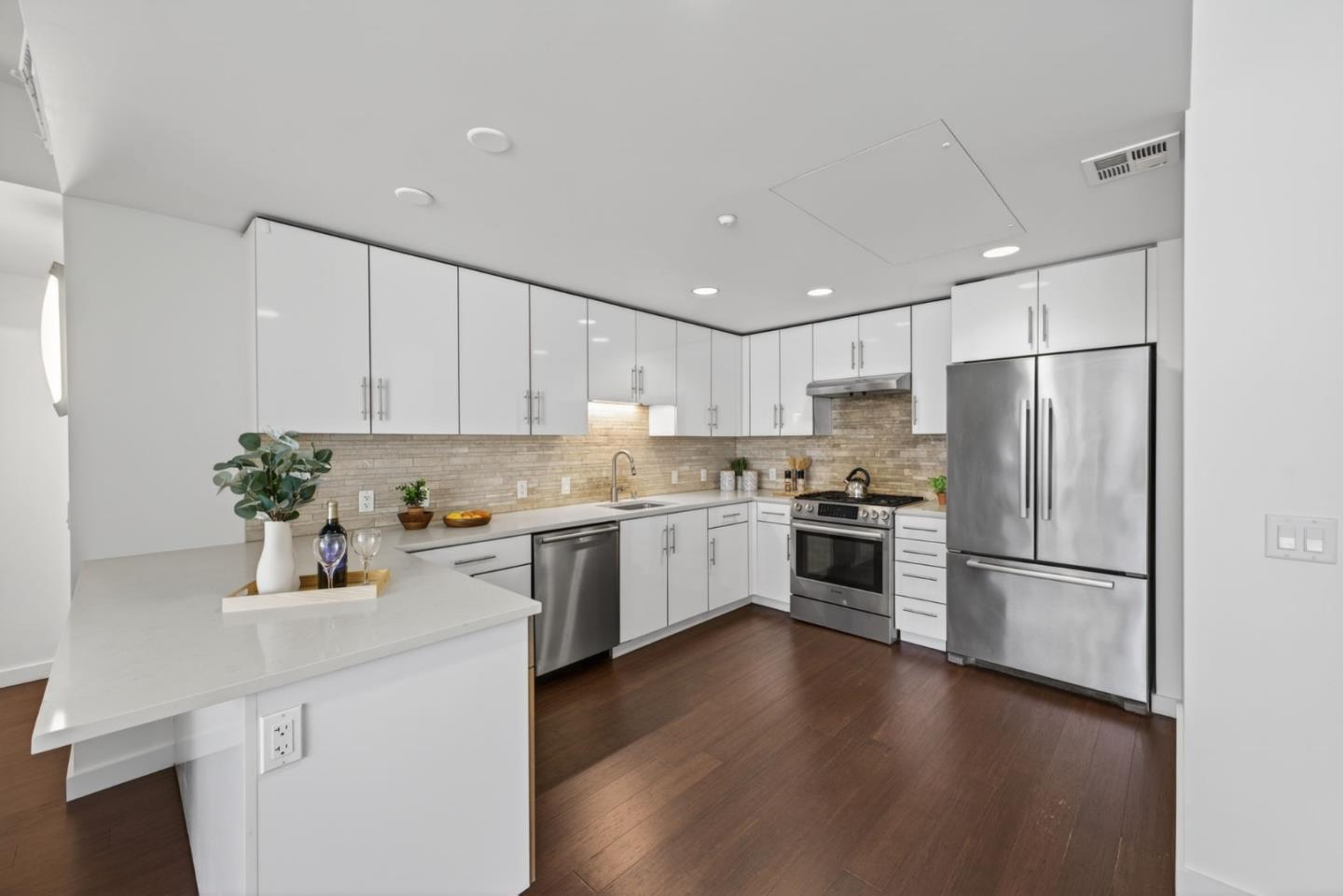 Detail Gallery Image 6 of 21 For 570 Innes Ave #204,  San Francisco,  CA 94124 - 2 Beds | 2 Baths