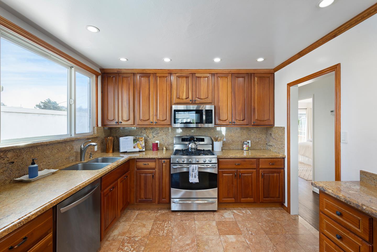 Detail Gallery Image 11 of 37 For 55 Westridge Ave, Daly City,  CA 94015 - 3 Beds | 2 Baths