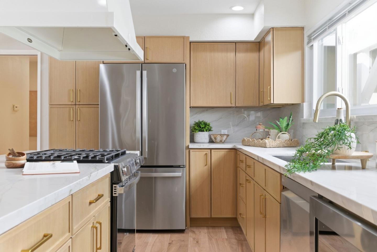 Detail Gallery Image 12 of 57 For 972 Emerald Way, San Jose,  CA 95117 - 3 Beds | 2 Baths