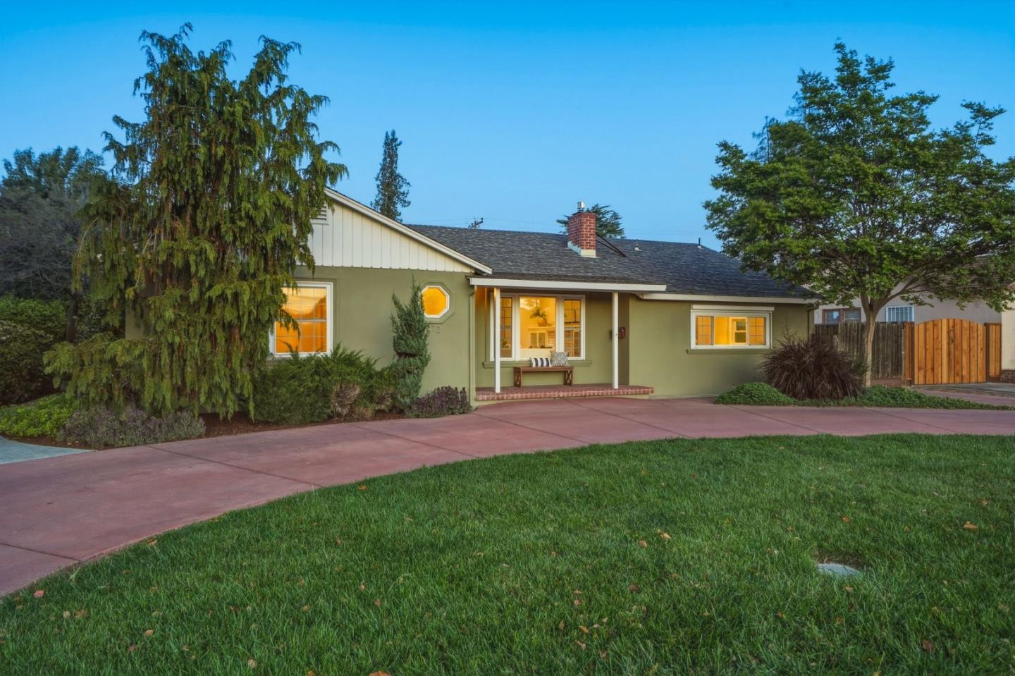 Detail Gallery Image 4 of 57 For 972 Emerald Way, San Jose,  CA 95117 - 3 Beds | 2 Baths