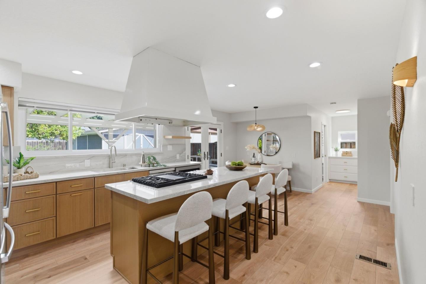 Detail Gallery Image 9 of 57 For 972 Emerald Way, San Jose,  CA 95117 - 3 Beds | 2 Baths