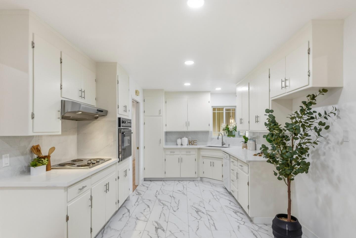 Detail Gallery Image 11 of 29 For 1985 Minna Way, San Jose,  CA 95124 - 3 Beds | 2 Baths