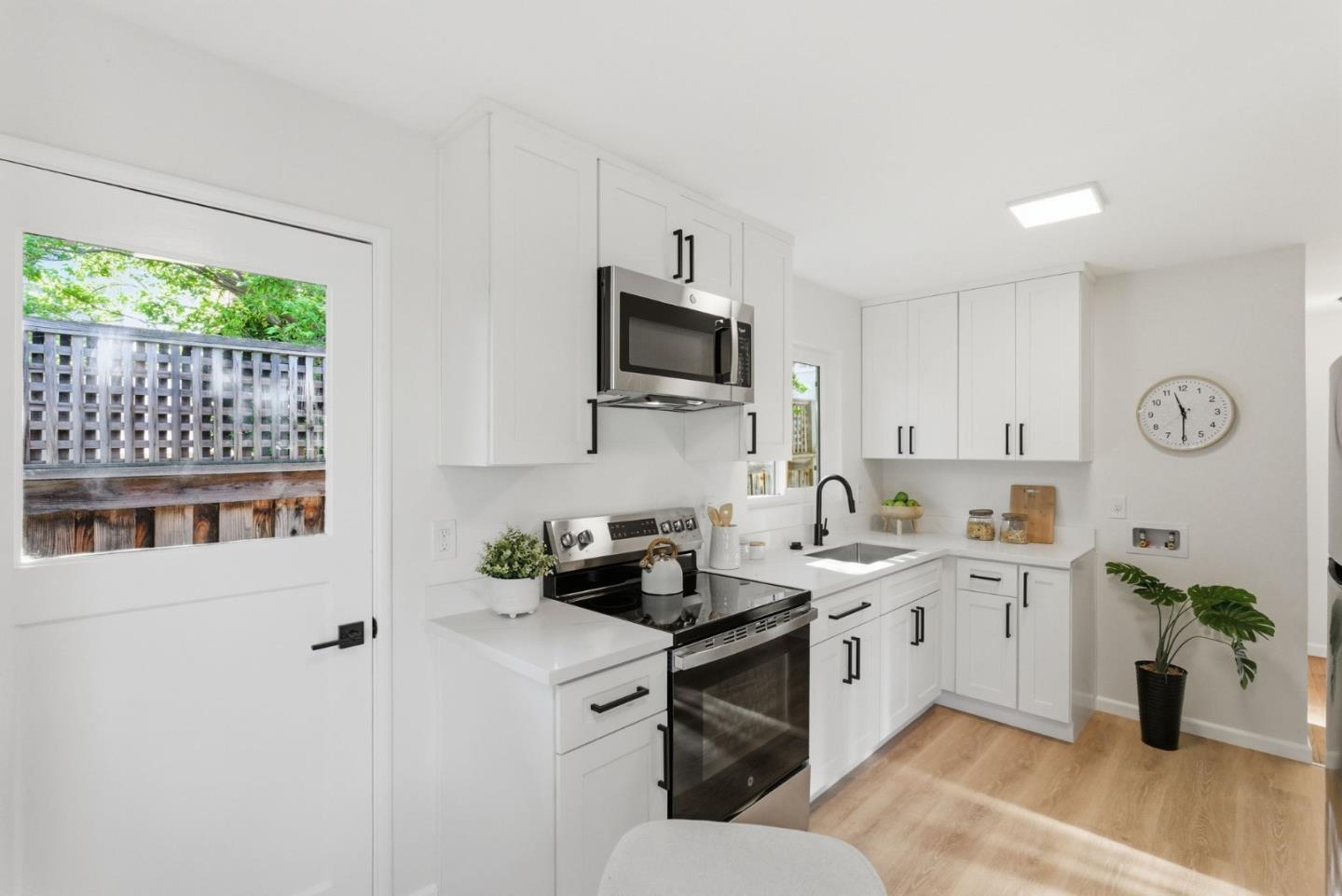 Detail Gallery Image 8 of 33 For 452 - 454 Waddington Ave, Sunnyvale,  CA 94085 - 5 Beds | 2 Baths