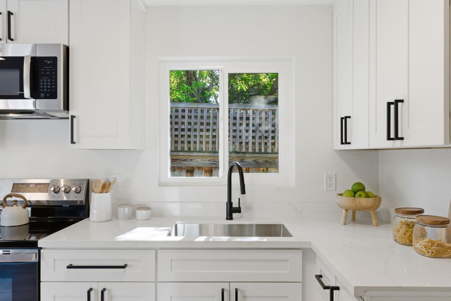 Detail Gallery Image 9 of 33 For 452 - 454 Waddington Ave, Sunnyvale,  CA 94085 - 5 Beds | 2 Baths