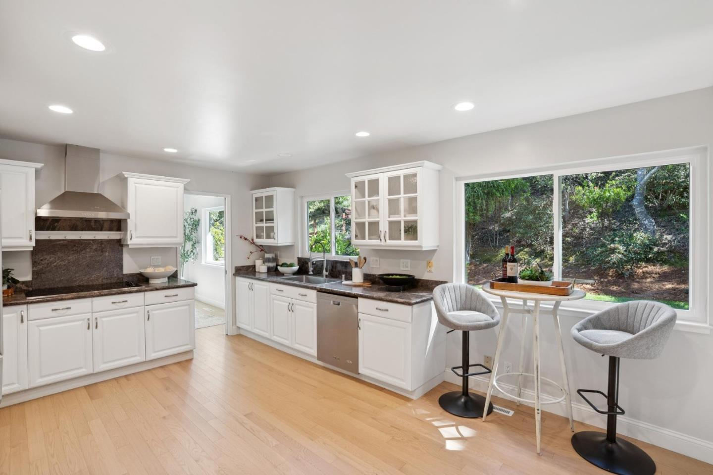 Detail Gallery Image 10 of 41 For 3051 Atwater Dr, Burlingame,  CA 94010 - 4 Beds | 2/1 Baths