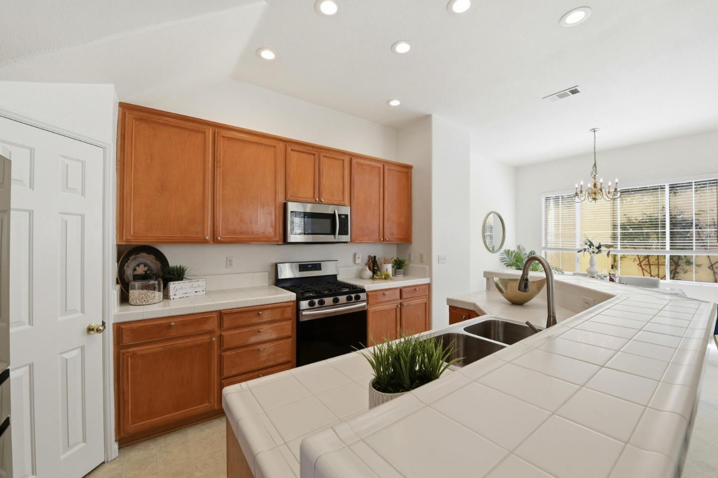 Detail Gallery Image 14 of 49 For 365 Shelby Dr, Mountain View,  CA 94043 - 4 Beds | 3 Baths