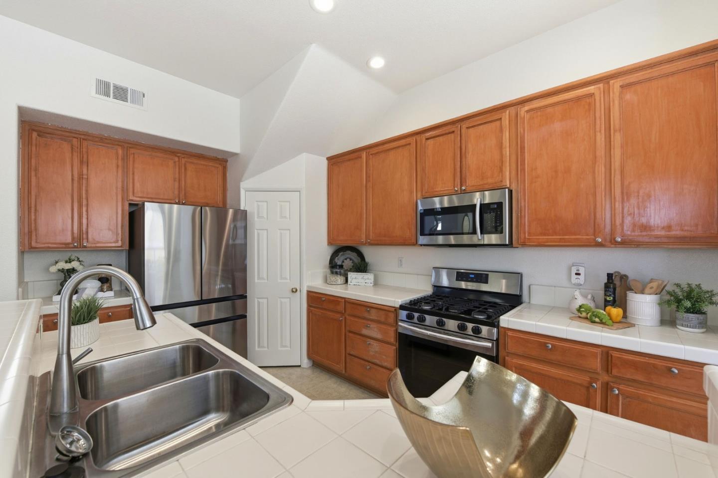 Detail Gallery Image 15 of 49 For 365 Shelby Dr, Mountain View,  CA 94043 - 4 Beds | 3 Baths