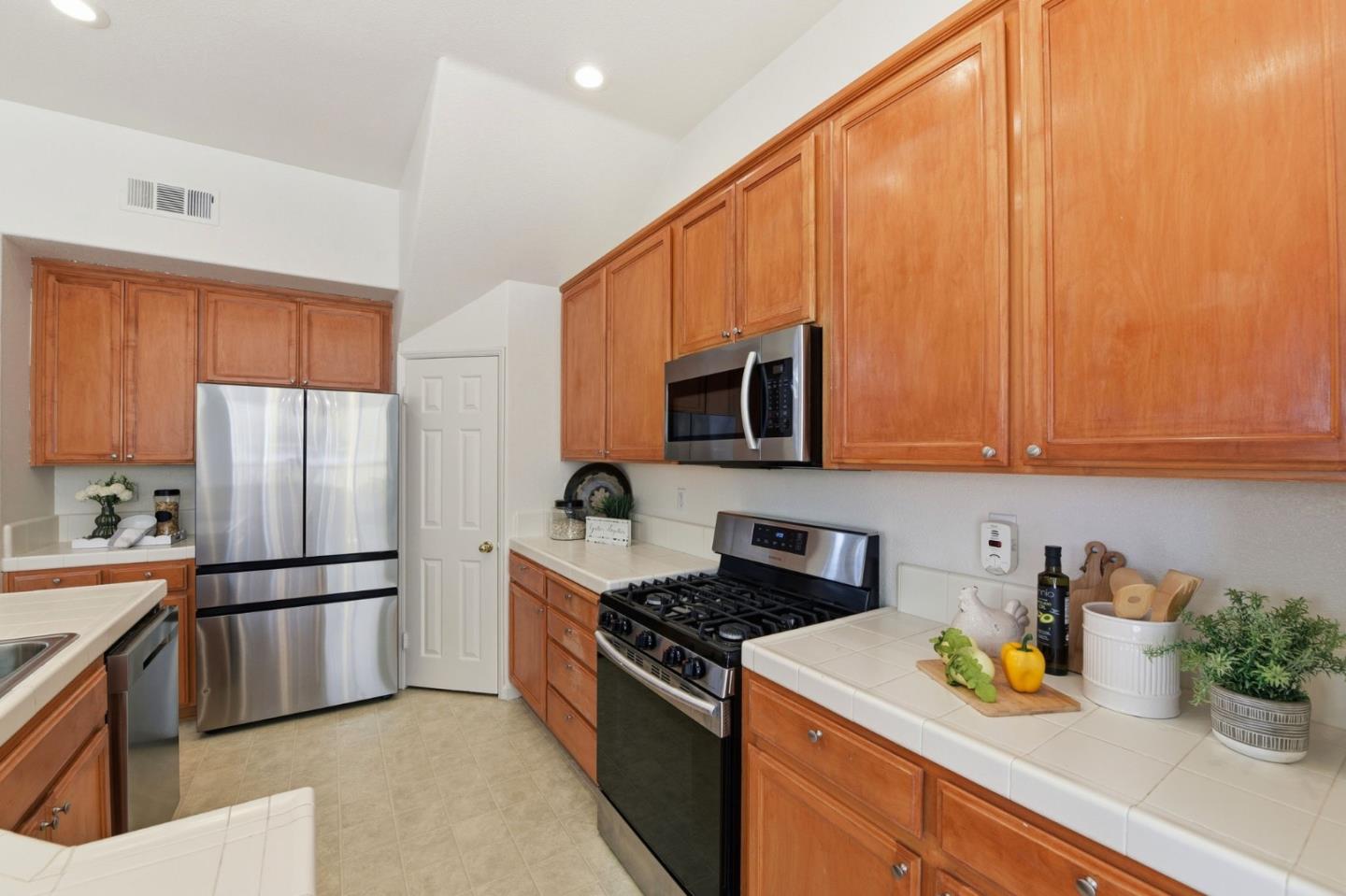 Detail Gallery Image 16 of 49 For 365 Shelby Dr, Mountain View,  CA 94043 - 4 Beds | 3 Baths