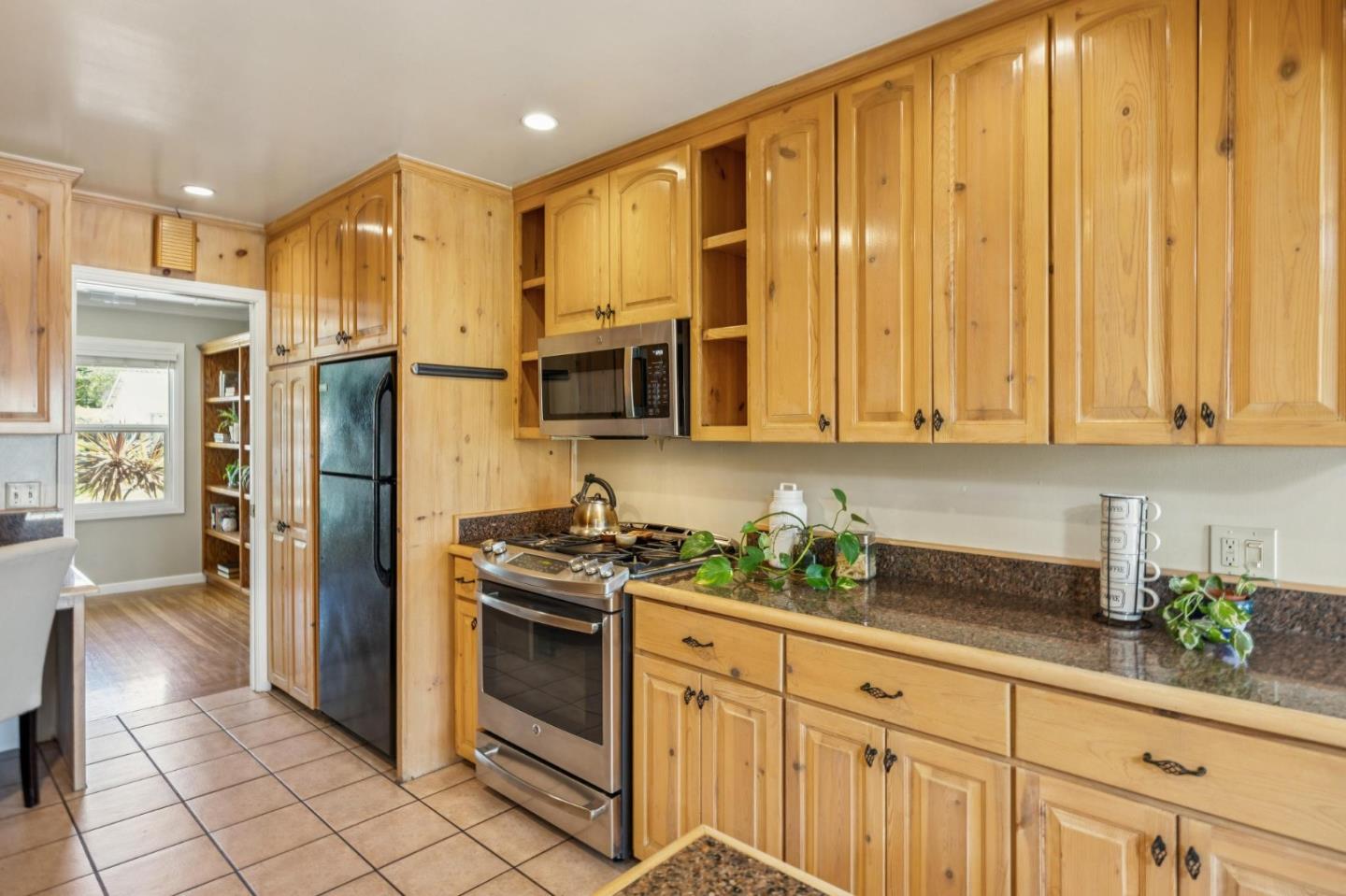 Detail Gallery Image 8 of 32 For 333 Schroeder St, Sunnyvale,  CA 94085 - 3 Beds | 2 Baths