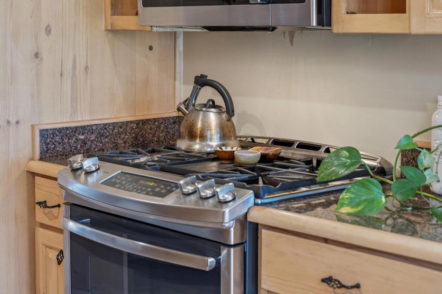 Detail Gallery Image 9 of 32 For 333 Schroeder St, Sunnyvale,  CA 94085 - 3 Beds | 2 Baths