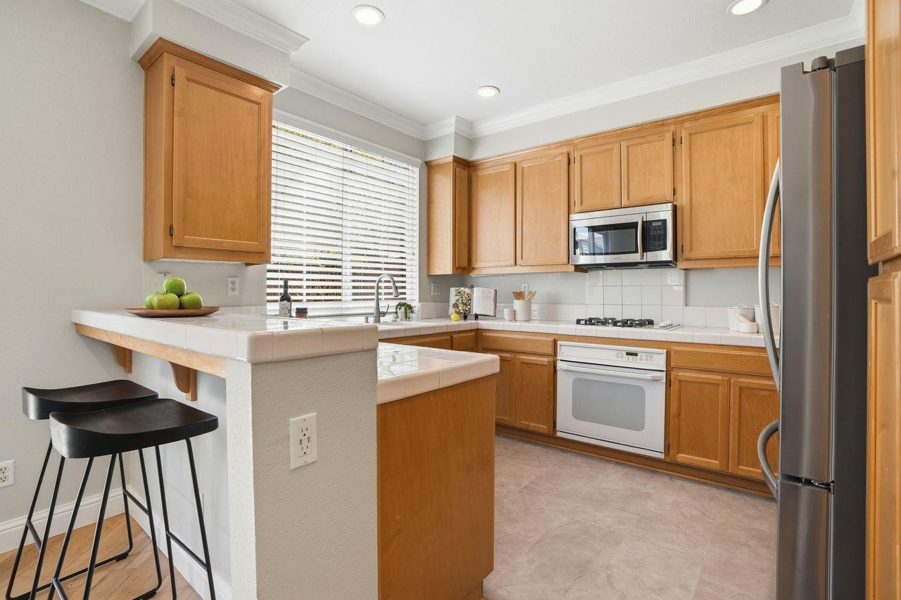 Detail Gallery Image 8 of 27 For 308 Sandhurst St, Redwood City,  CA 94065 - 4 Beds | 2/1 Baths