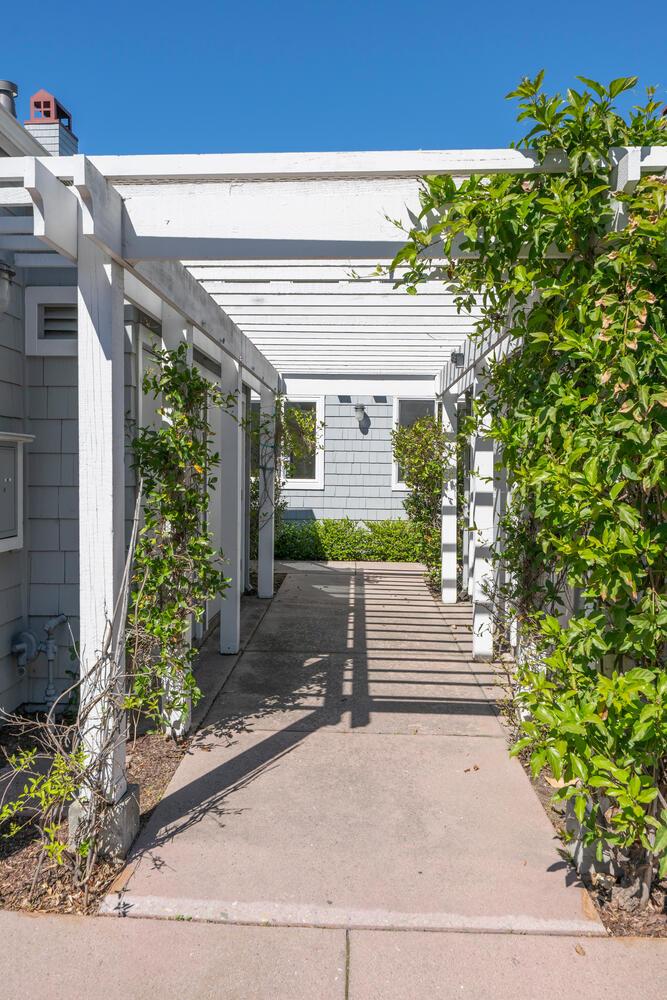 Detail Gallery Image 3 of 44 For 104 Mendocino Way, Redwood Shores,  CA 94065 - 3 Beds | 2/1 Baths