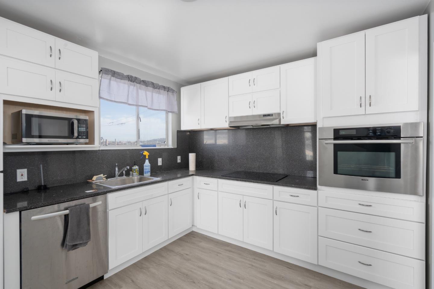 Detail Gallery Image 5 of 35 For 305 Lakeshire Dr, Daly City,  CA 94015 - 3 Beds | 2 Baths