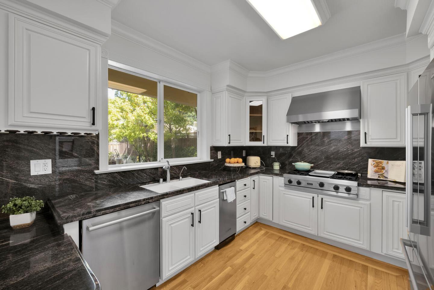 Detail Gallery Image 10 of 46 For 1012 Cortez Ave, Burlingame,  CA 94010 - 5 Beds | 4/1 Baths