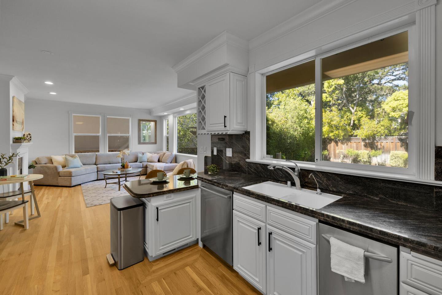 Detail Gallery Image 12 of 46 For 1012 Cortez Ave, Burlingame,  CA 94010 - 5 Beds | 4/1 Baths