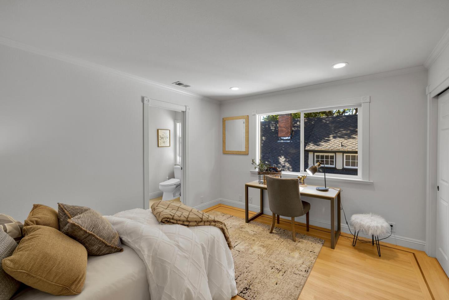 Detail Gallery Image 27 of 46 For 1012 Cortez Ave, Burlingame,  CA 94010 - 5 Beds | 4/1 Baths