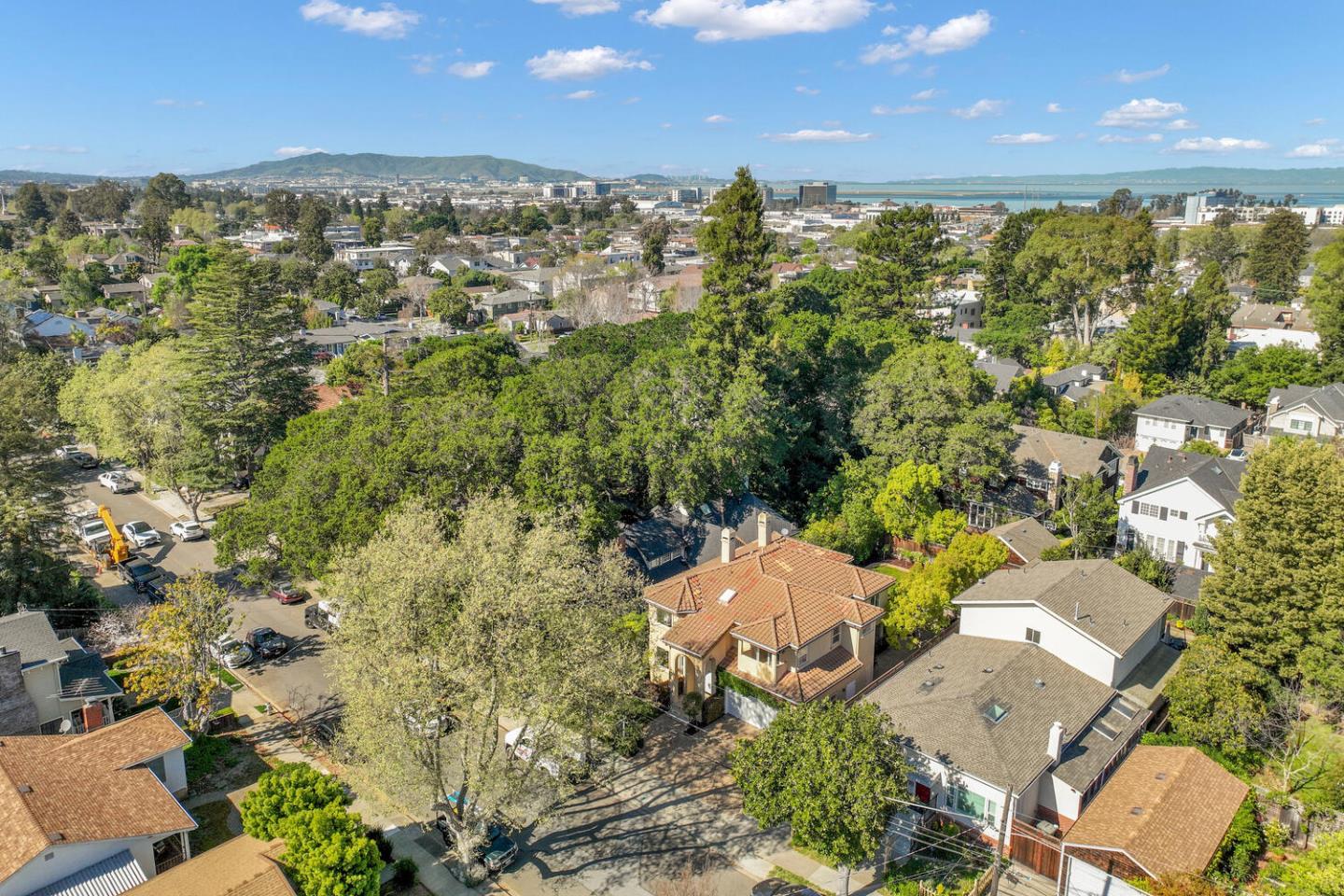 Detail Gallery Image 41 of 46 For 1012 Cortez Ave, Burlingame,  CA 94010 - 5 Beds | 4/1 Baths