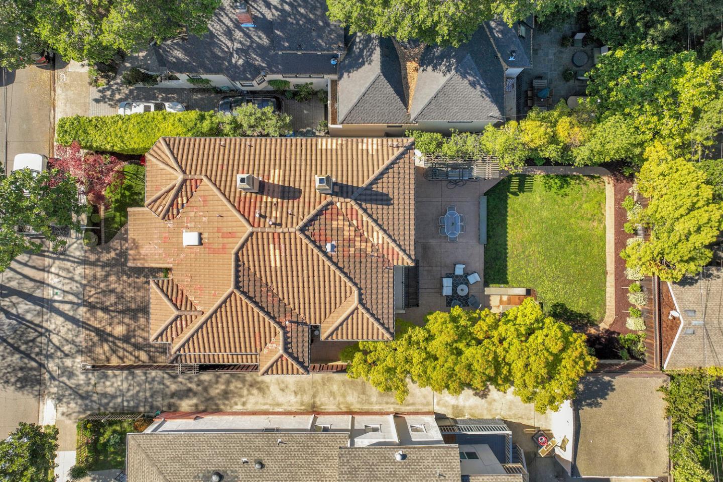 Detail Gallery Image 42 of 46 For 1012 Cortez Ave, Burlingame,  CA 94010 - 5 Beds | 4/1 Baths