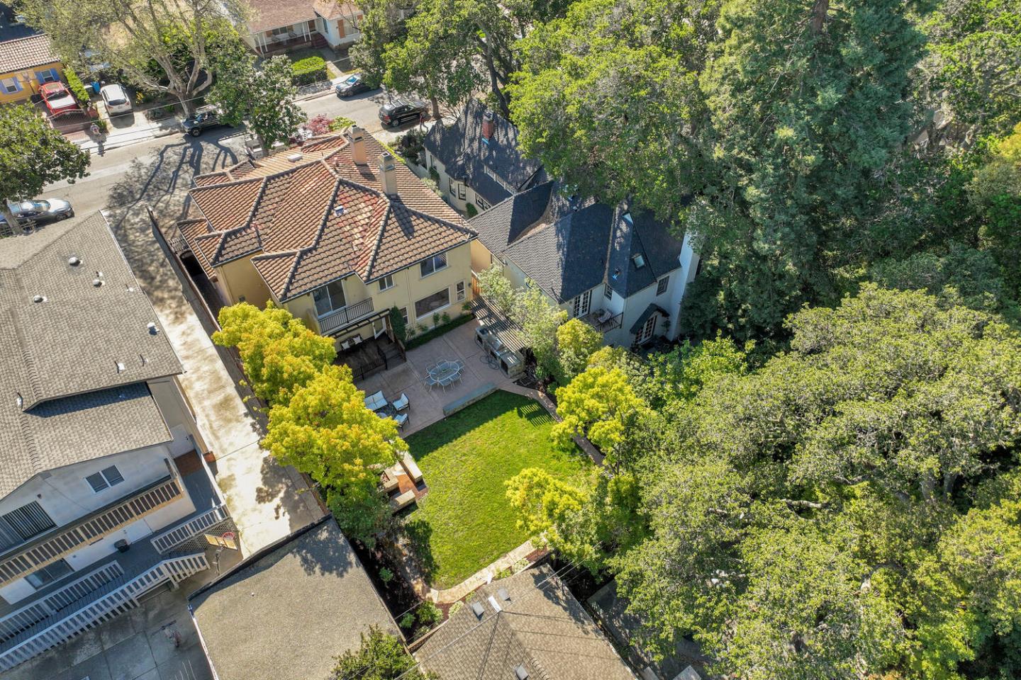 Detail Gallery Image 44 of 46 For 1012 Cortez Ave, Burlingame,  CA 94010 - 5 Beds | 4/1 Baths