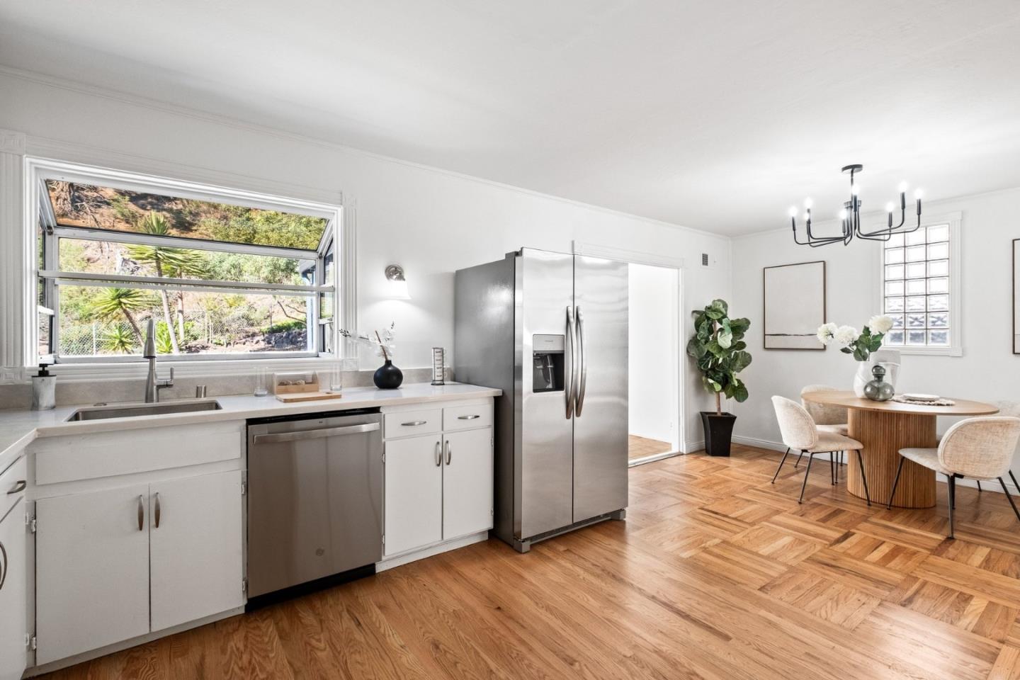 Detail Gallery Image 8 of 50 For 1135 Valencia Way, Pacifica,  CA 94044 - 3 Beds | 2/1 Baths