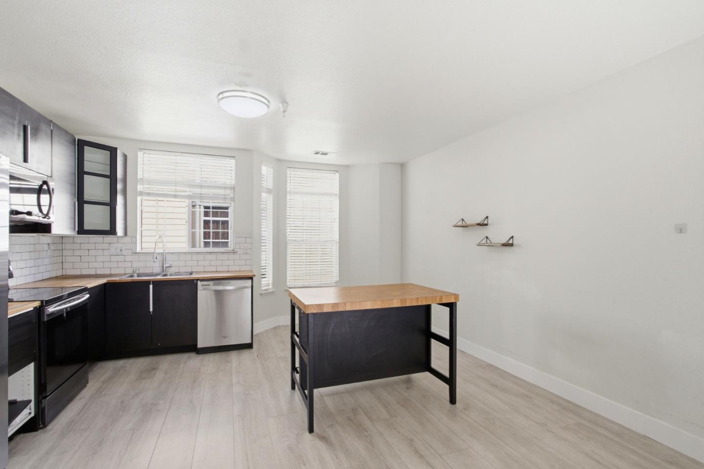 Detail Gallery Image 6 of 21 For 2414 Falk, San Jose,  CA 95116 - 2 Beds | 2 Baths