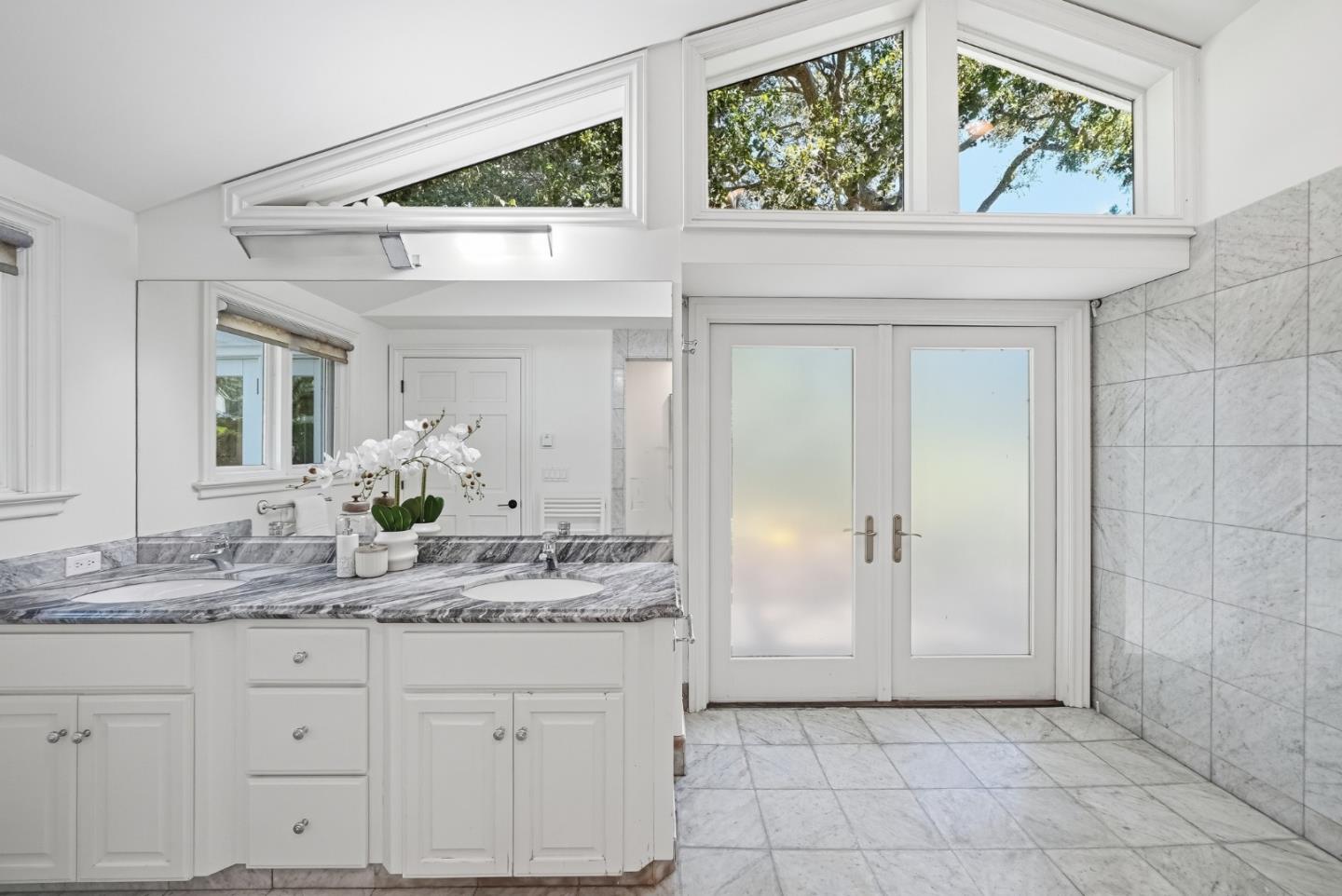 Detail Gallery Image 20 of 71 For 1 Larch Dr, Atherton,  CA 94027 - 5 Beds | 4 Baths