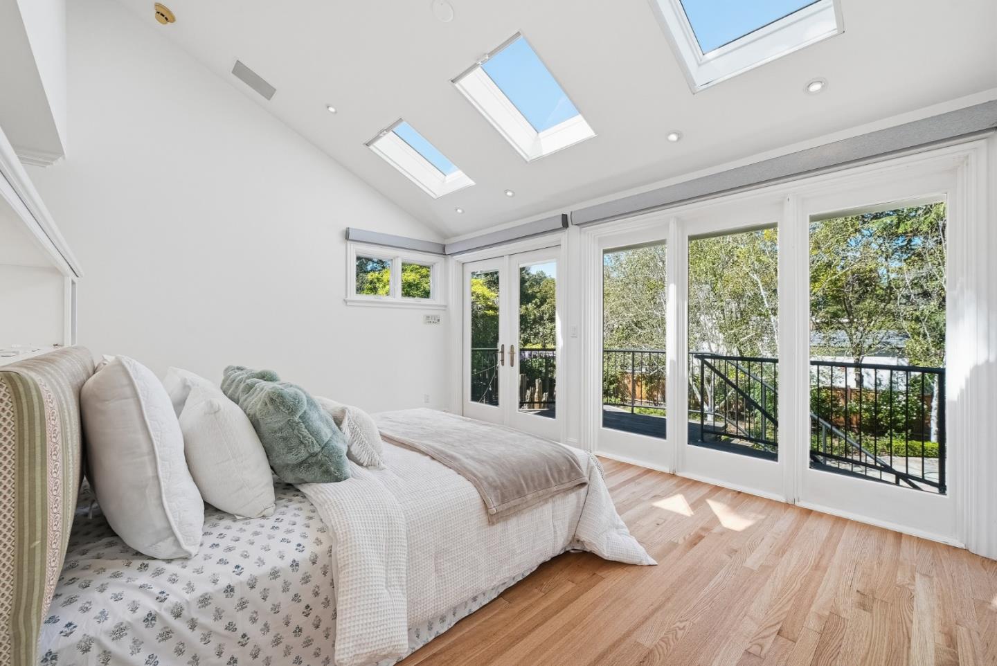 Detail Gallery Image 21 of 71 For 1 Larch Dr, Atherton,  CA 94027 - 5 Beds | 4 Baths