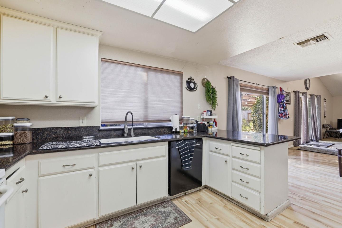 Detail Gallery Image 13 of 37 For 1980 Pebblewood Dr, Sacramento,  CA 95833 - 4 Beds | 2/1 Baths