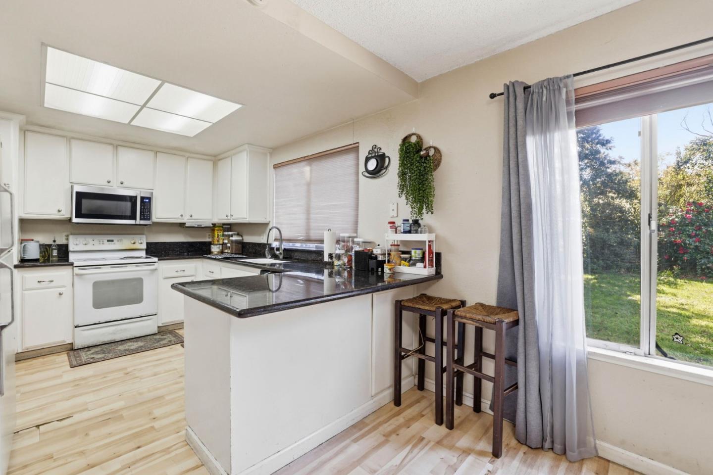 Detail Gallery Image 15 of 37 For 1980 Pebblewood Dr, Sacramento,  CA 95833 - 4 Beds | 2/1 Baths