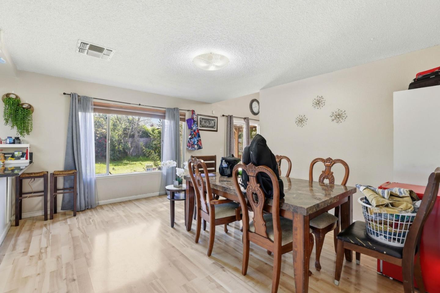 Detail Gallery Image 17 of 37 For 1980 Pebblewood Dr, Sacramento,  CA 95833 - 4 Beds | 2/1 Baths