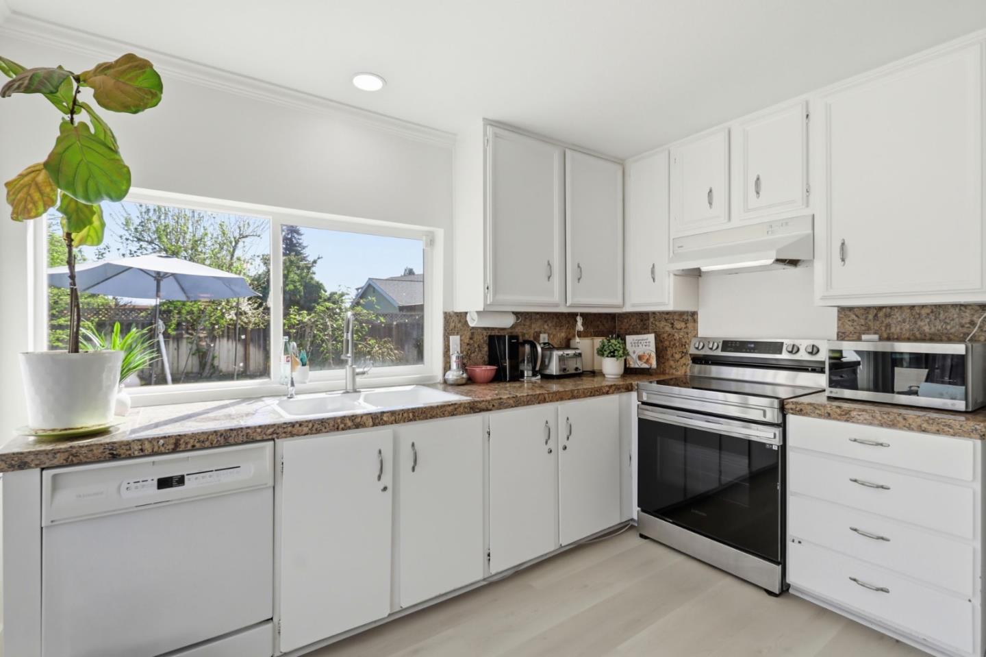 Detail Gallery Image 8 of 19 For 4530 Crocus Dr, San Jose,  CA 95136 - 4 Beds | 2/1 Baths