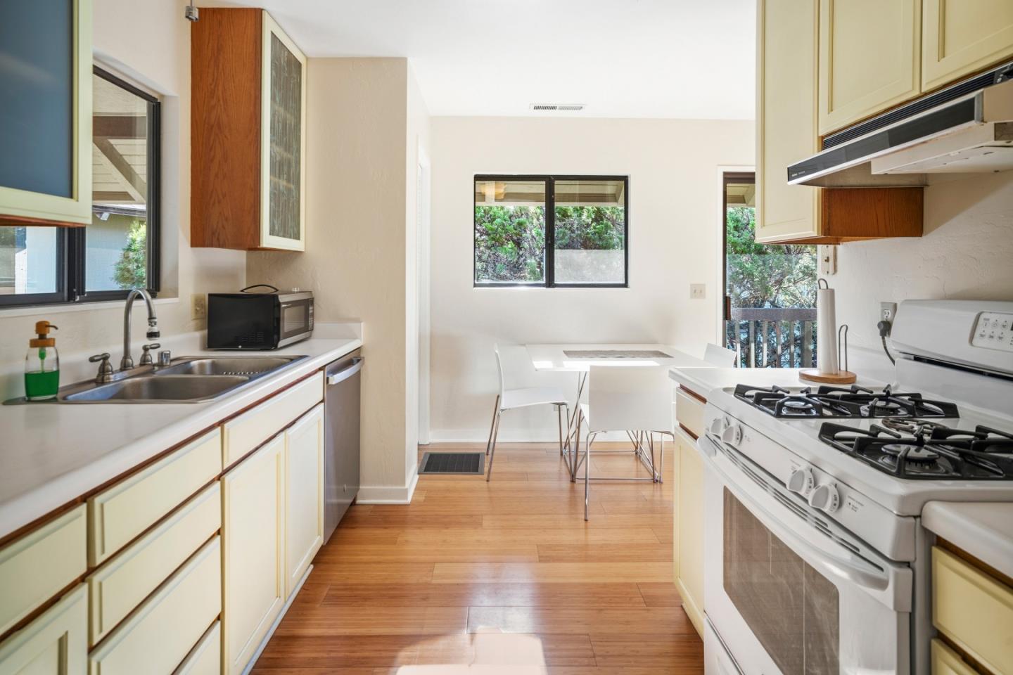 Detail Gallery Image 5 of 20 For 9500 Center St #4,  Carmel,  CA 93923 - 2 Beds | 2 Baths