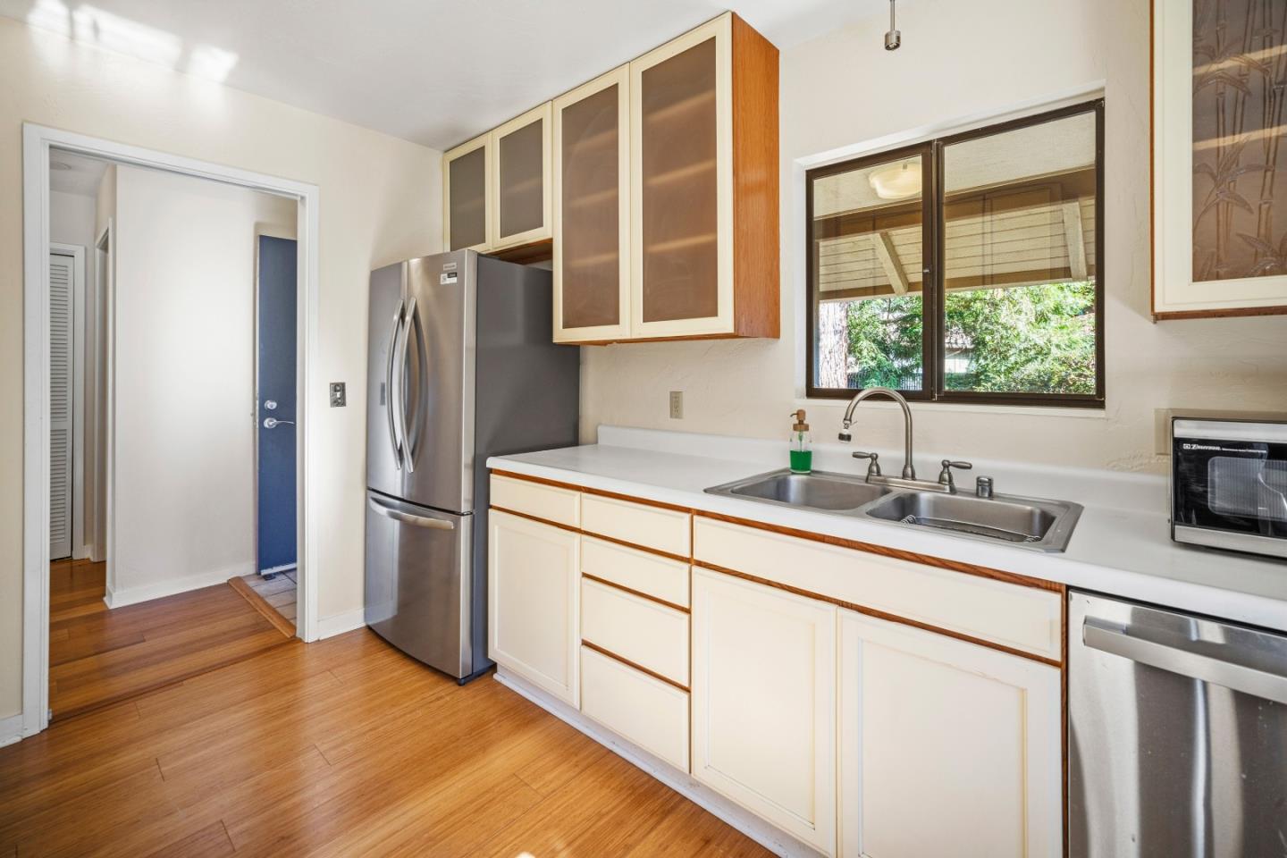 Detail Gallery Image 8 of 20 For 9500 Center St #4,  Carmel,  CA 93923 - 2 Beds | 2 Baths