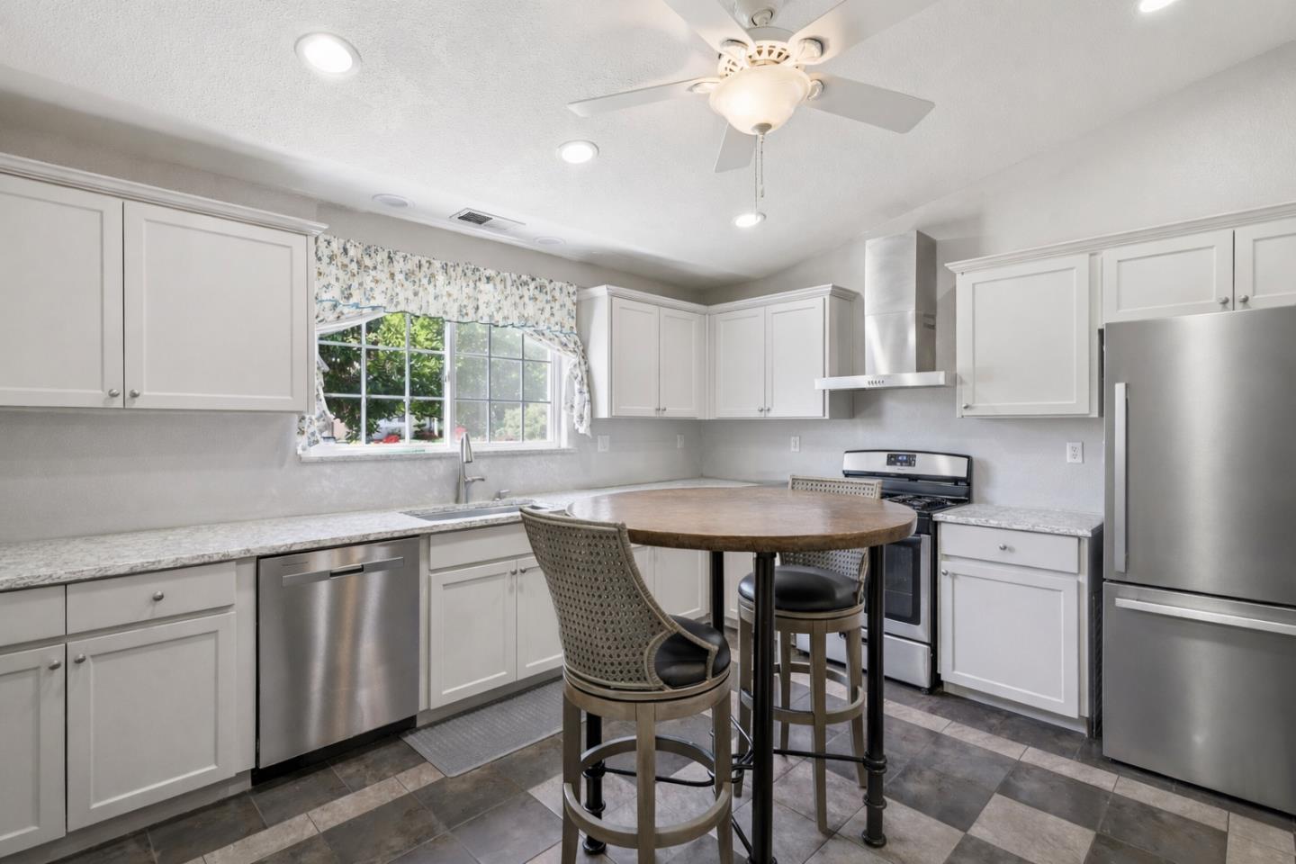 Detail Gallery Image 10 of 27 For 5482 Mesa Rd, Gilroy,  CA 95020 - 3 Beds | 2 Baths