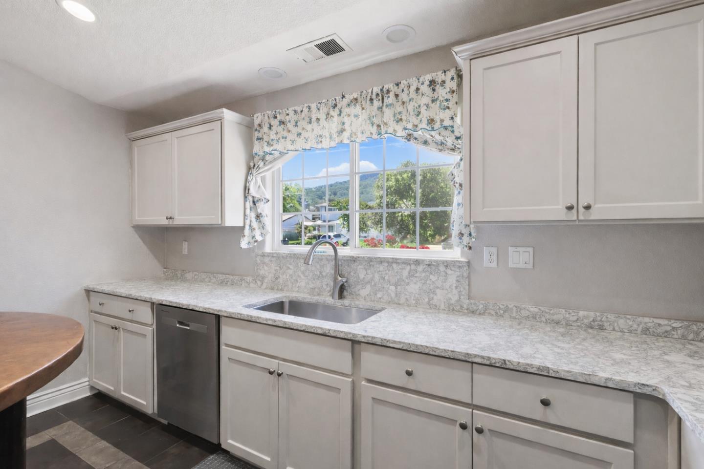 Detail Gallery Image 7 of 27 For 5482 Mesa Rd, Gilroy,  CA 95020 - 3 Beds | 2 Baths