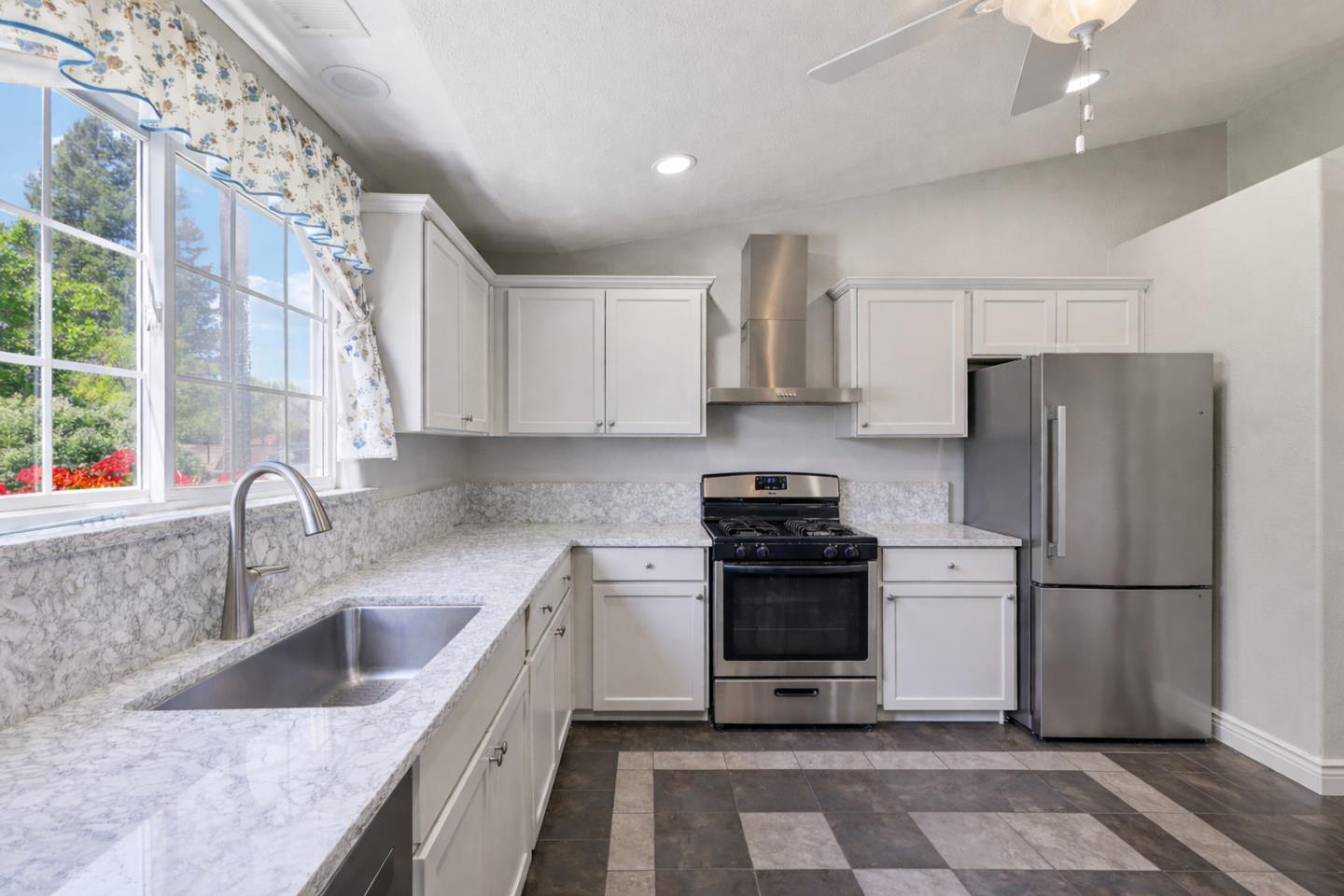 Detail Gallery Image 8 of 27 For 5482 Mesa Rd, Gilroy,  CA 95020 - 3 Beds | 2 Baths