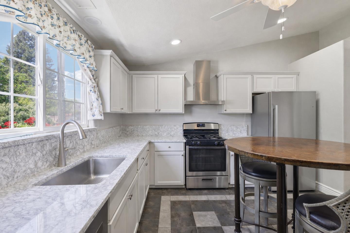 Detail Gallery Image 9 of 27 For 5482 Mesa Rd, Gilroy,  CA 95020 - 3 Beds | 2 Baths