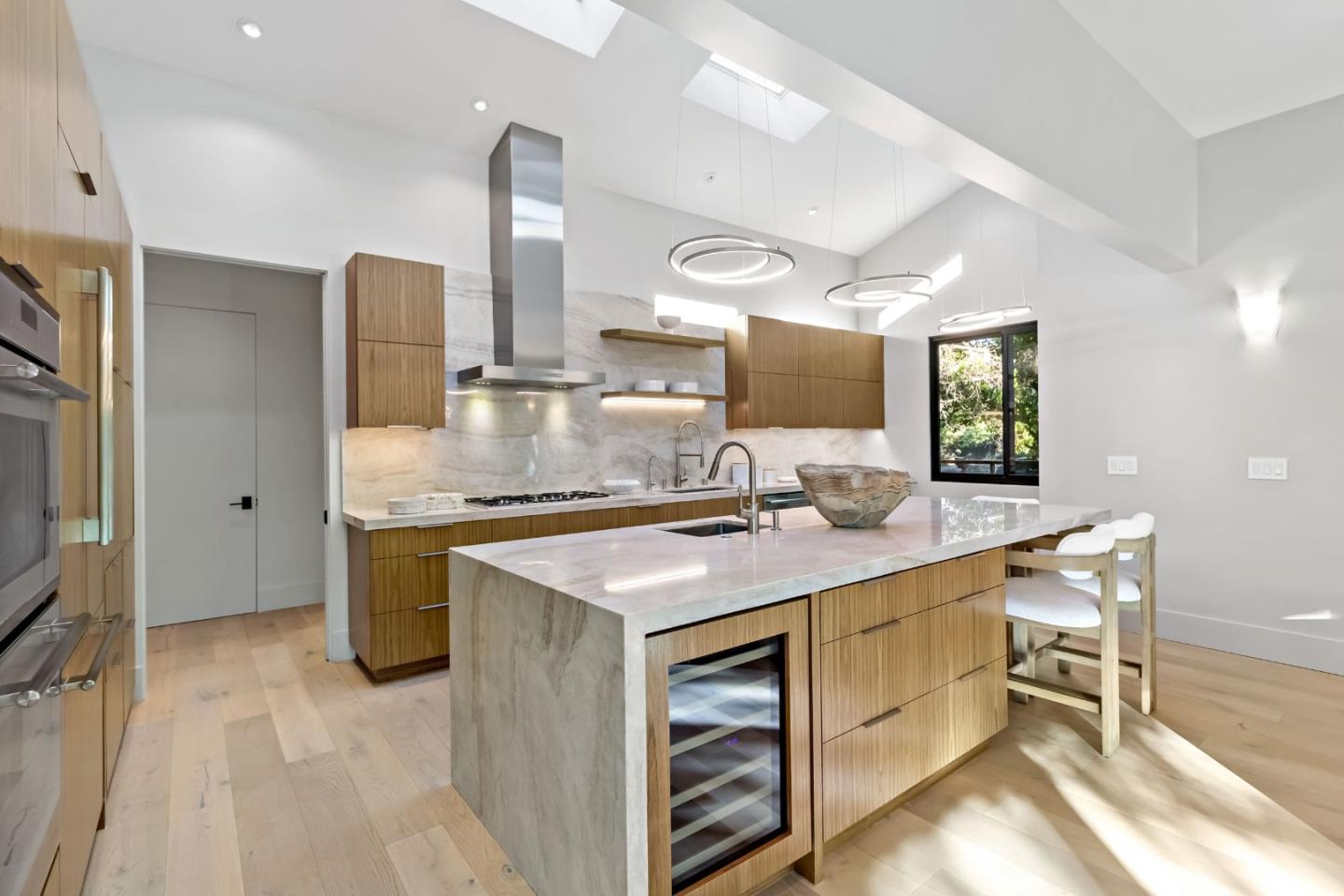 Detail Gallery Image 10 of 49 For 8 Hawkview St, Portola Valley,  CA 94028 - 4 Beds | 3/1 Baths