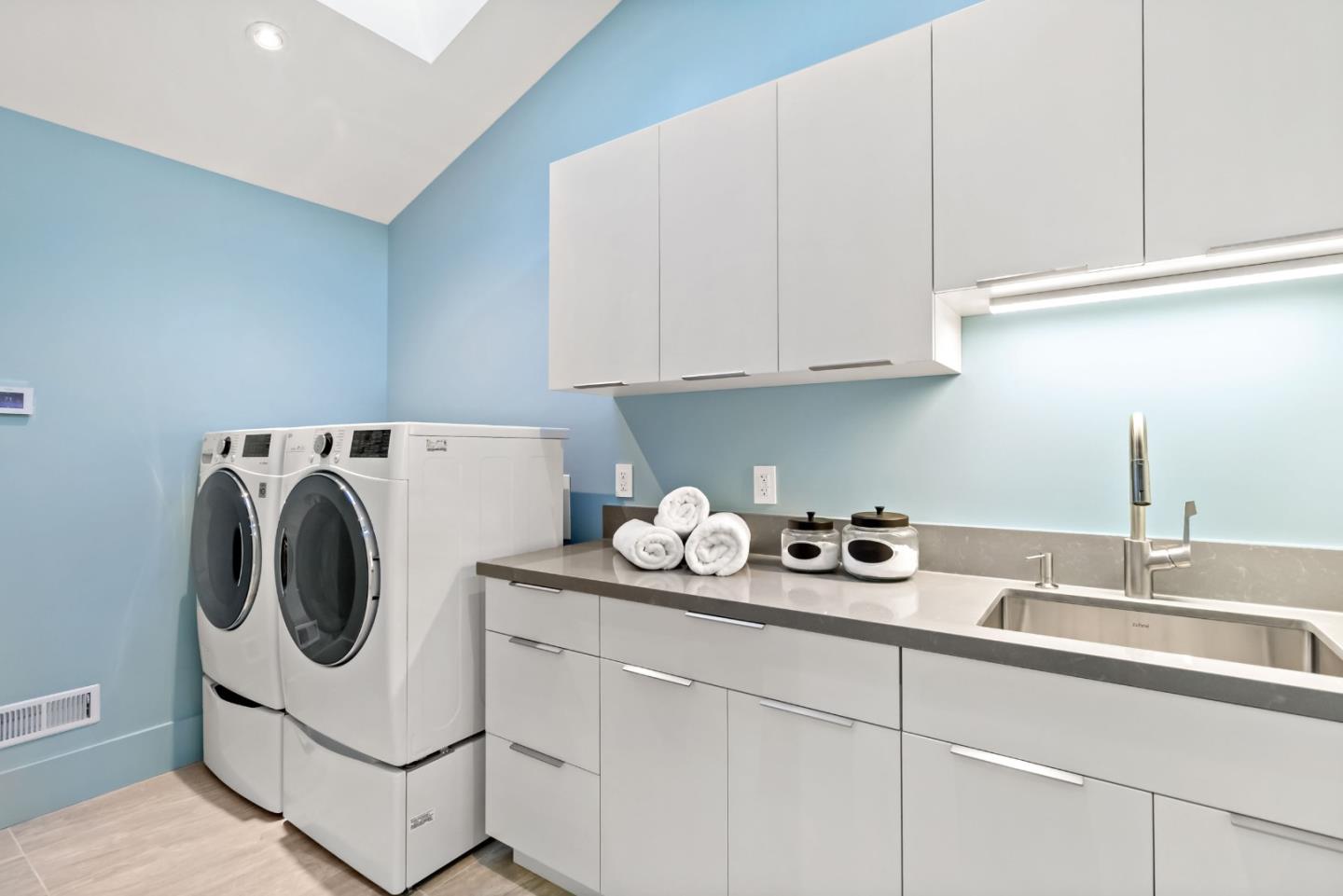 Detail Gallery Image 18 of 49 For 8 Hawkview St, Portola Valley,  CA 94028 - 4 Beds | 3/1 Baths