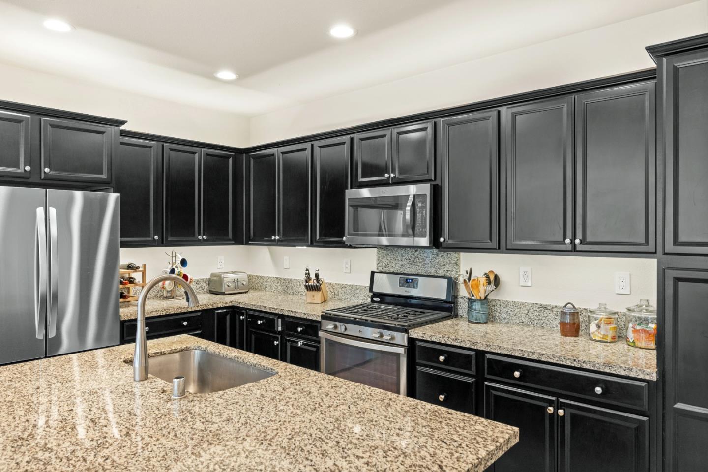 Detail Gallery Image 7 of 21 For 17727 Reynolds St, East Garrison,  CA 93933 - 3 Beds | 2/1 Baths