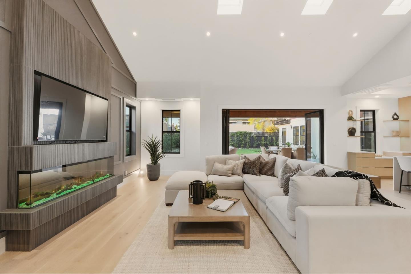 Detail Gallery Image 10 of 77 For 401 Dallas Dr, Campbell,  CA 95008 - 5 Beds | 3/1 Baths