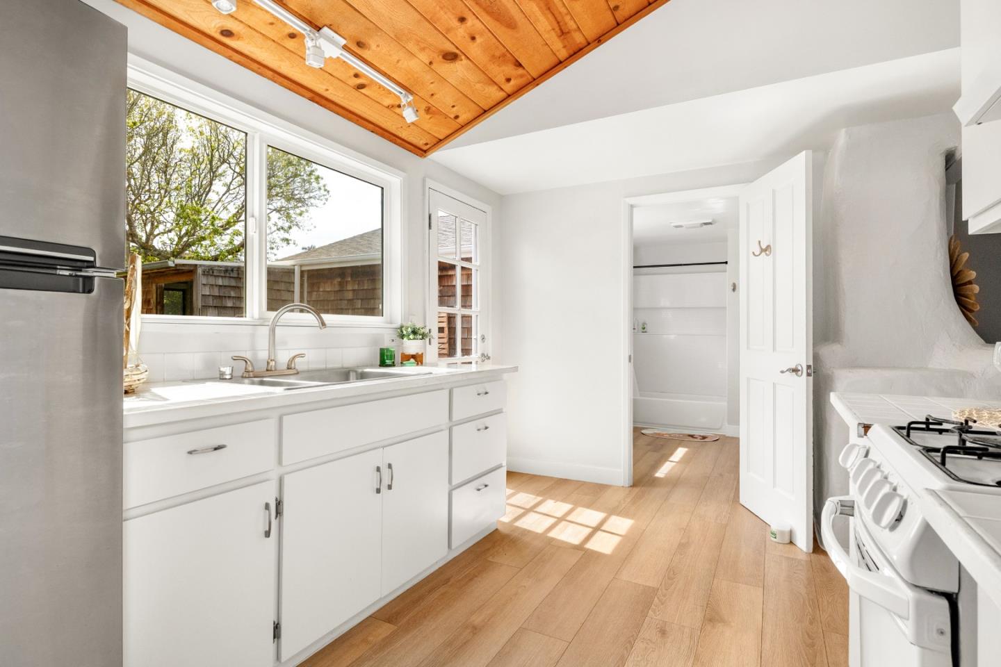 Detail Gallery Image 10 of 32 For 460 Rodriguez St, Santa Cruz,  CA 95062 - 5 Beds | 2 Baths