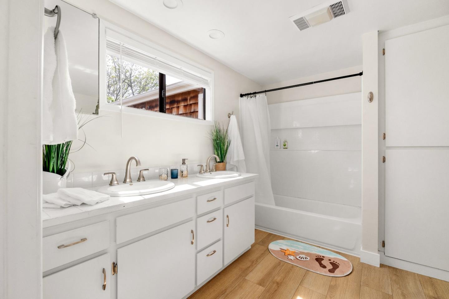 Detail Gallery Image 12 of 32 For 460 Rodriguez St, Santa Cruz,  CA 95062 - 5 Beds | 2 Baths