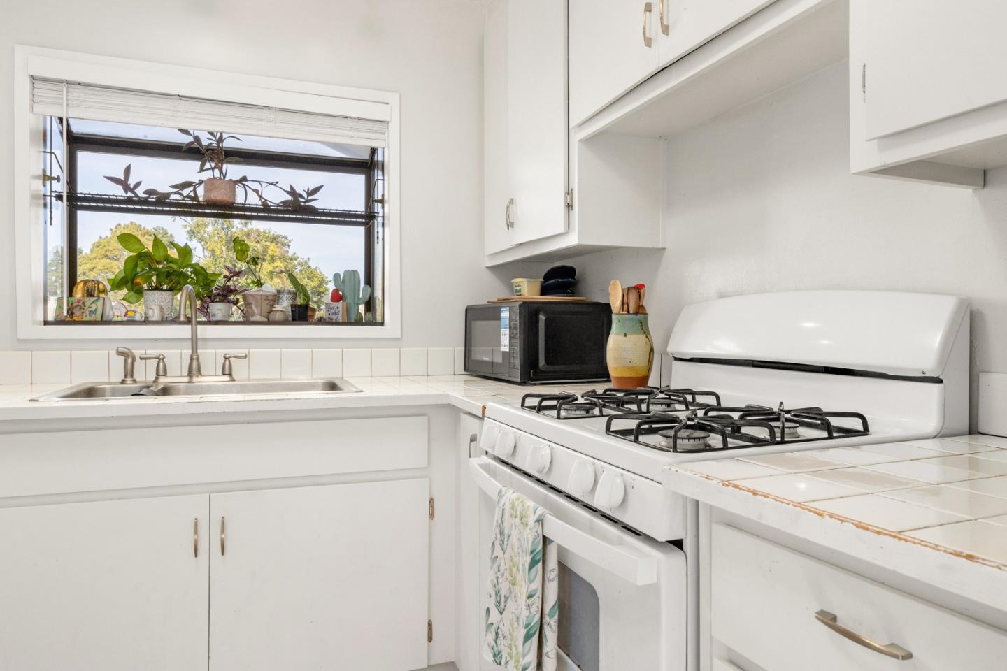 Detail Gallery Image 25 of 32 For 460 Rodriguez St, Santa Cruz,  CA 95062 - 5 Beds | 2 Baths