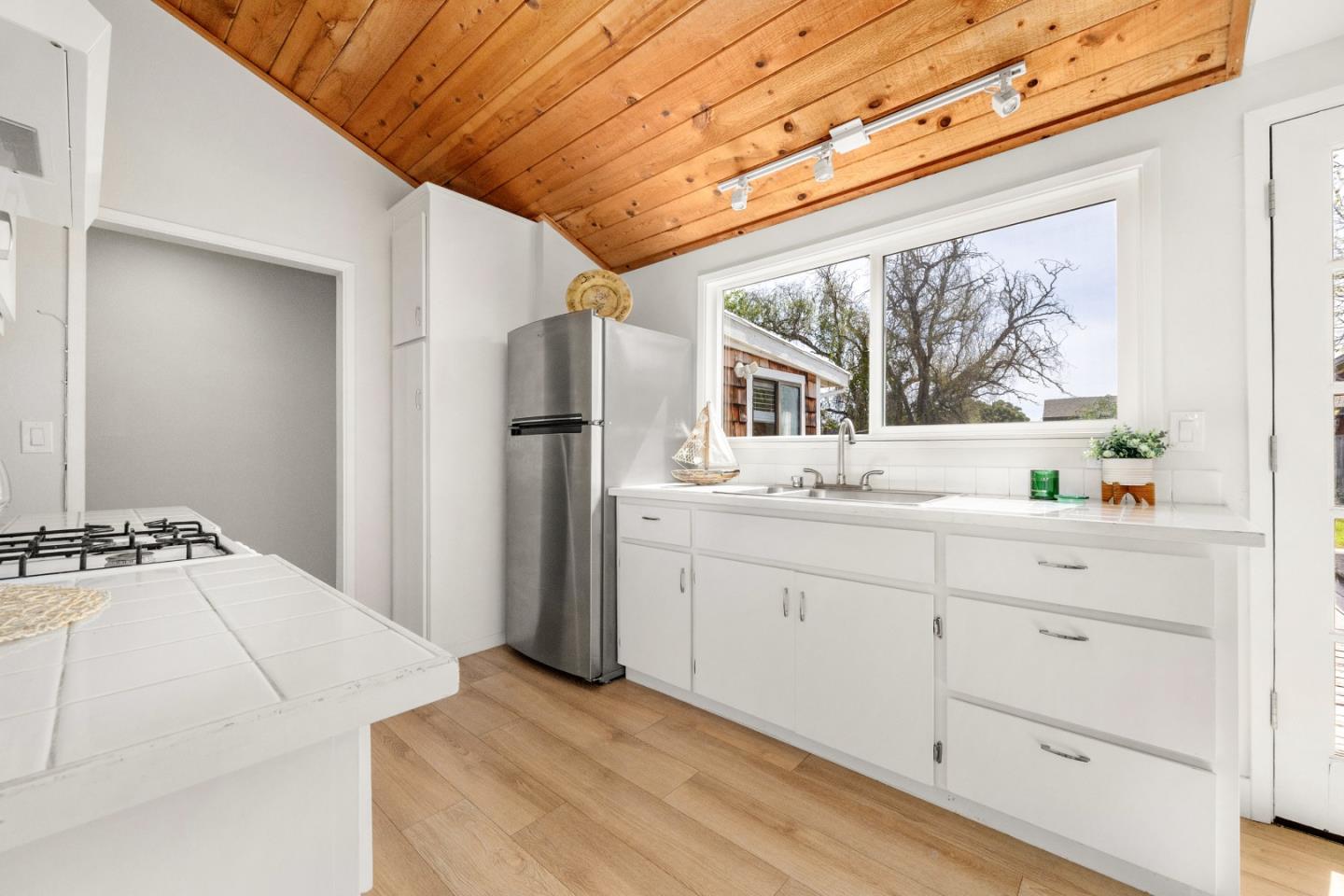 Detail Gallery Image 8 of 32 For 460 Rodriguez St, Santa Cruz,  CA 95062 - 5 Beds | 2 Baths