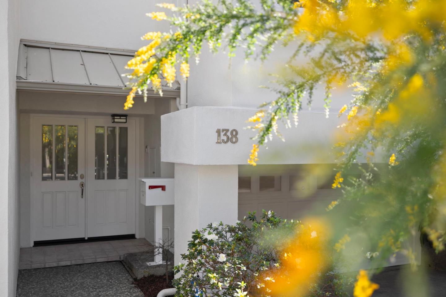 Detail Gallery Image 2 of 56 For 138 Stone Pine Ln, Menlo Park,  CA 94025 - 3 Beds | 2/1 Baths