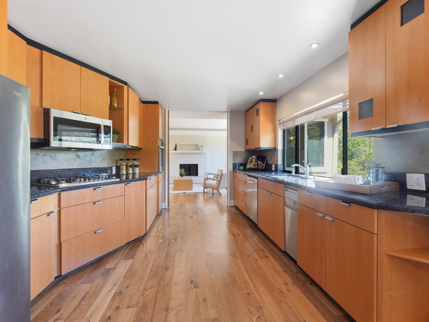 Detail Gallery Image 11 of 41 For 5666 Arboretum Dr, Los Altos,  CA 94024 - 3 Beds | 2/1 Baths