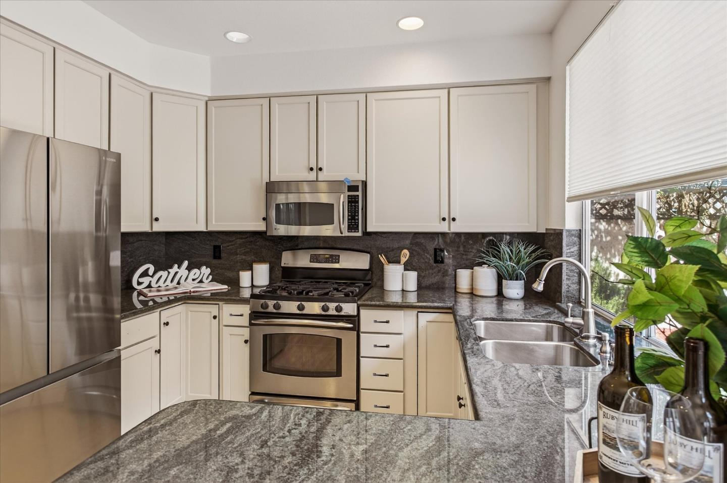 Detail Gallery Image 10 of 22 For 205 Houghton St, Mountain View,  CA 94041 - 3 Beds | 2/1 Baths