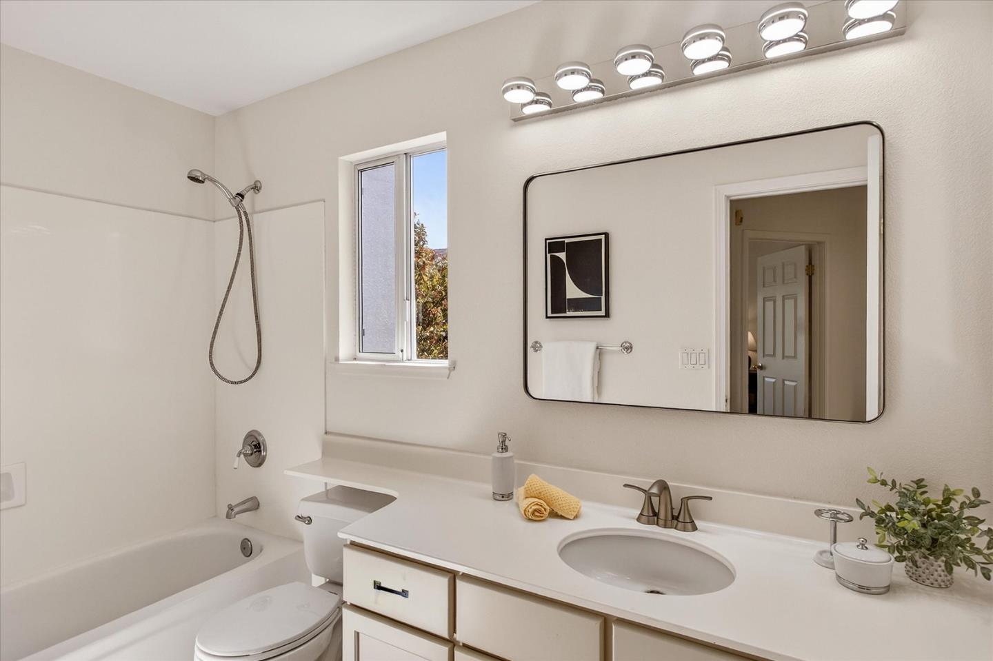 Detail Gallery Image 17 of 22 For 205 Houghton St, Mountain View,  CA 94041 - 3 Beds | 2/1 Baths