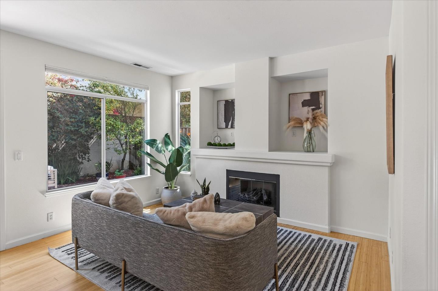 Detail Gallery Image 8 of 22 For 205 Houghton St, Mountain View,  CA 94041 - 3 Beds | 2/1 Baths